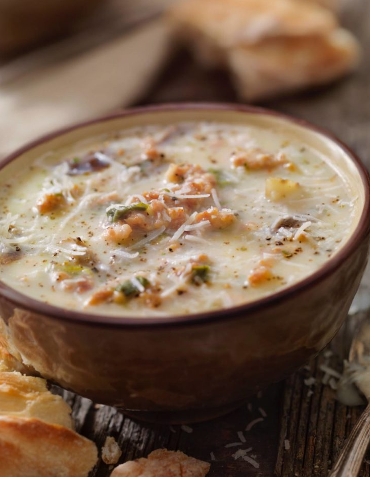 Przepis na Zupę z Włoska kiełbasą i jarmużem – Smaczna i pożywna zupa na każdą okazję