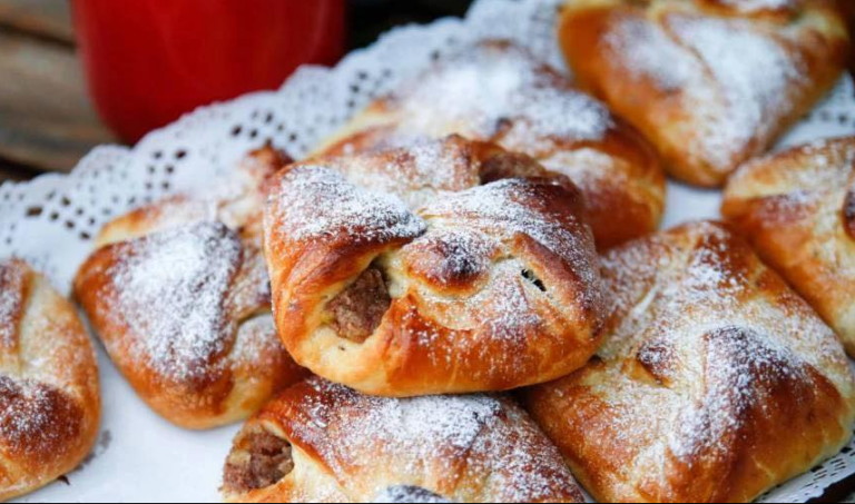 Pierogi jabłkowe z pastą migdałową i cynamonem