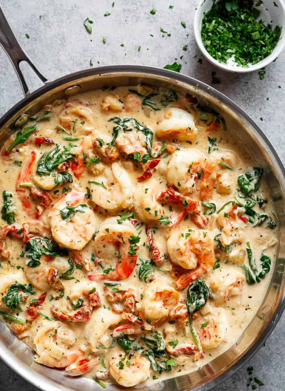 Kremowe krewetki w maśle czosnkowym w sosie Toskana – Pyszna i szybka recepta na obiad