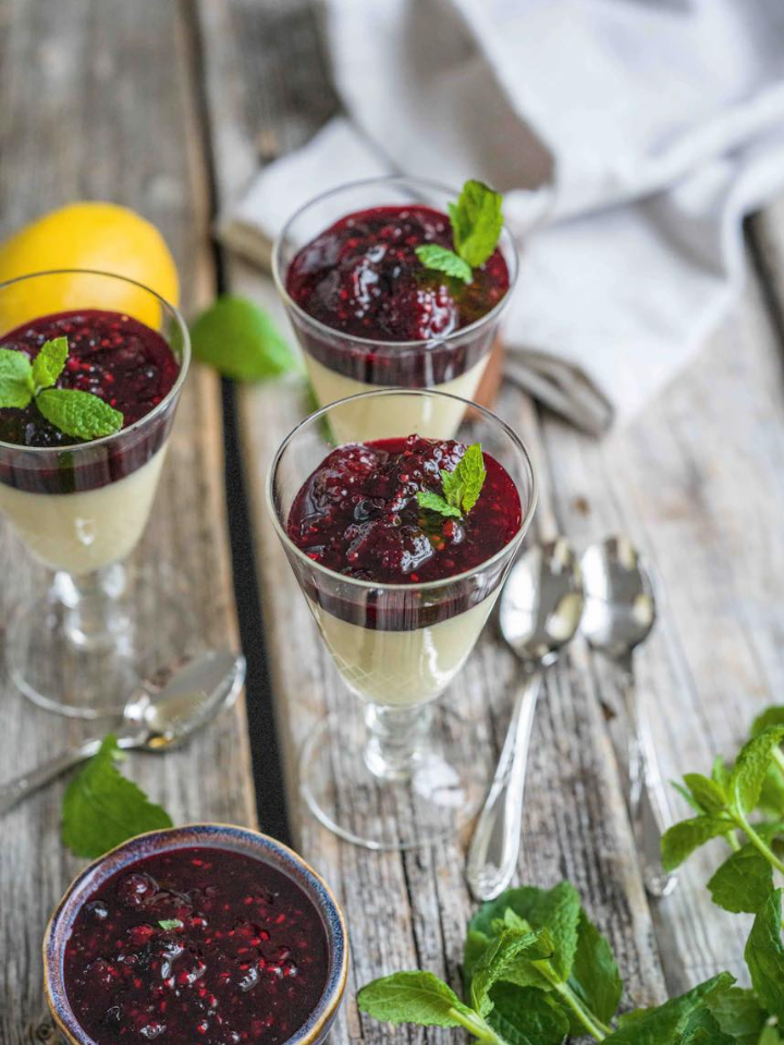 Panna cotta waniliowa z kompotem jagodowym