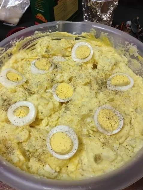 Przepis na klasyczną południową sałatkę ziemniaczaną – Pyszna, kremowa i pełna smaku