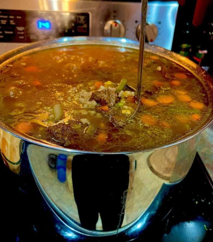 Przepis na aromatyczny gulasz wołowy z warzywami – Pyszny i sycący obiad