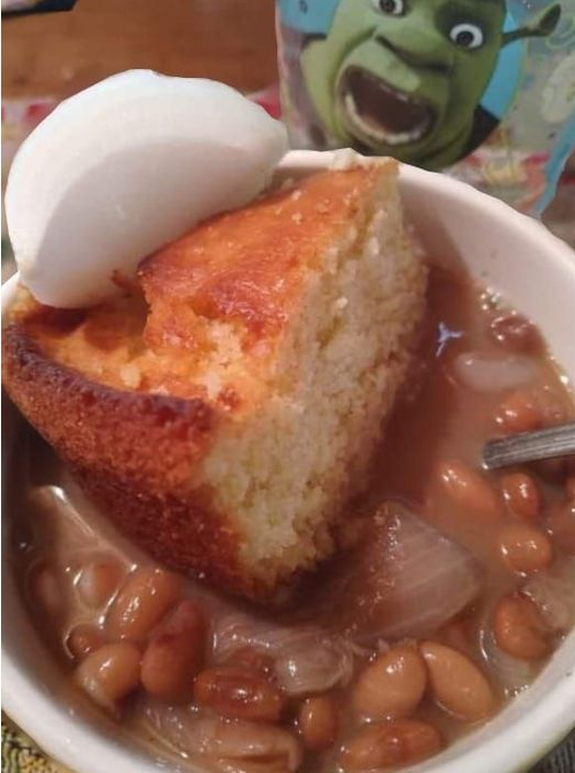 Klasyczne danie z fasolą pinto i cornbread – przepis na dziecięce wspomnienia