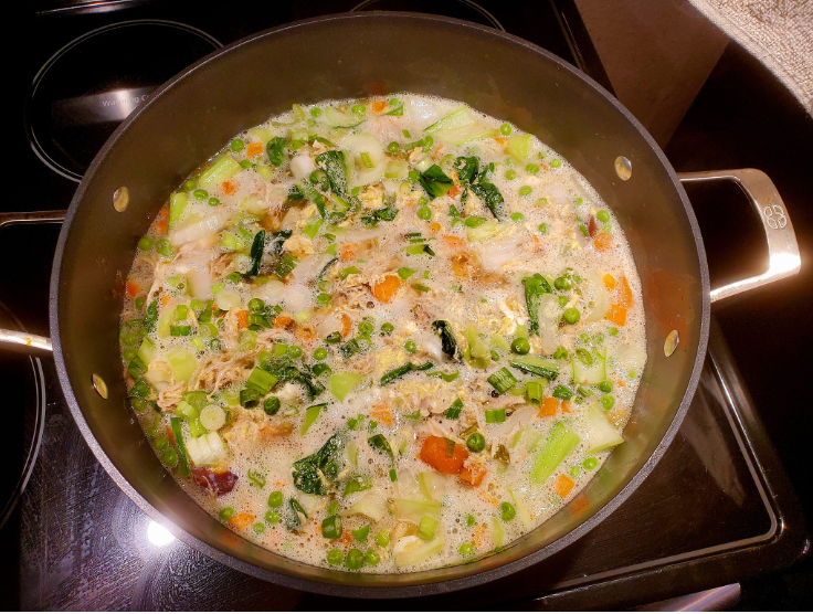 Zupa z kurczakiem i warzywami w stylu azjatyckim