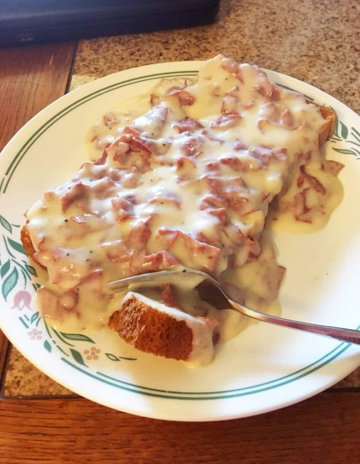 Sos z suszonej wołowiny na toście – nostalgiczny smak dzieciństwa