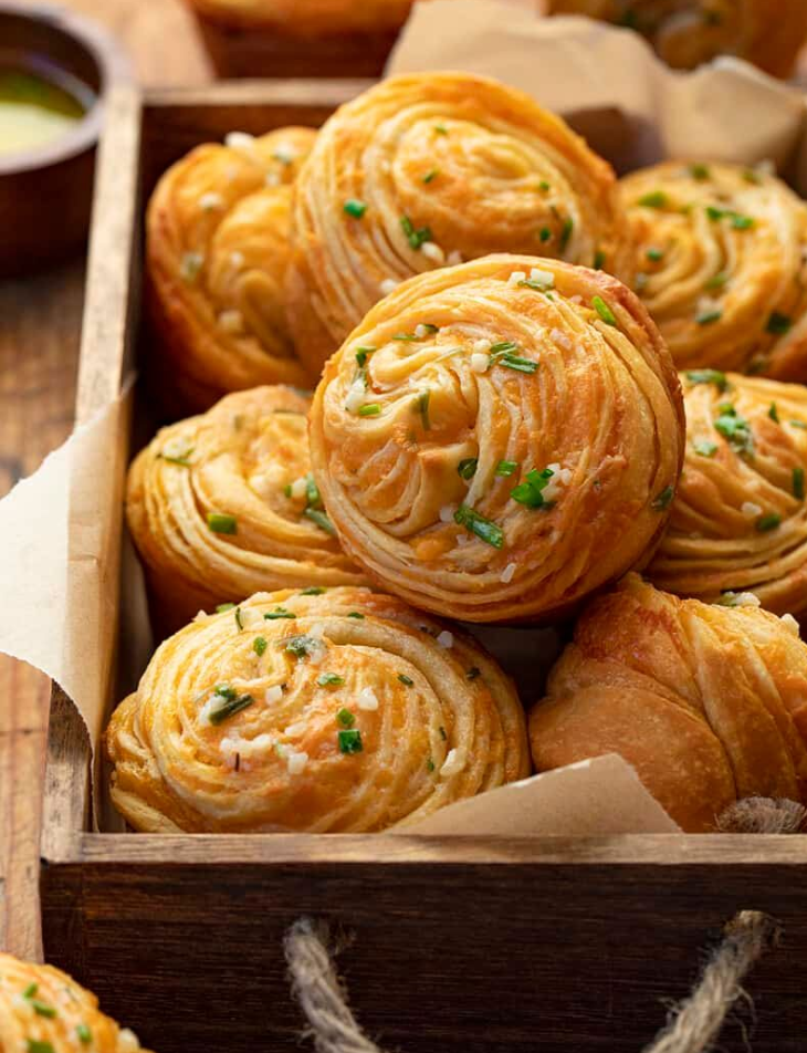 Wytrawne czosnkowo-serowe cruffiny z ciasta rogalikowego – idealne do każdej okazji