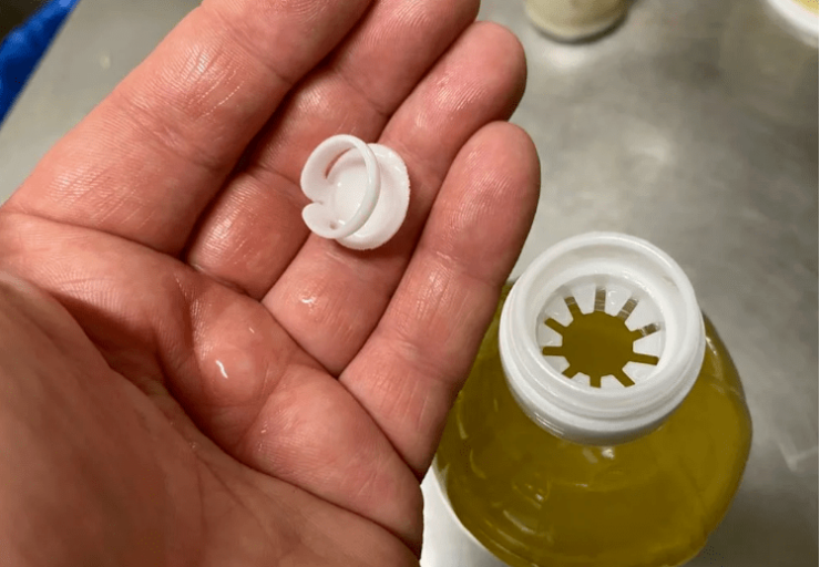Do czego naprawdę służy ta irytująca zatyczka w butelce oleju?