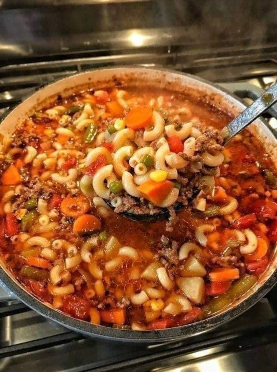 Pożywna zupa z mielonej wołowiny i warzyw – prosty, sycący przepis krok po kroku