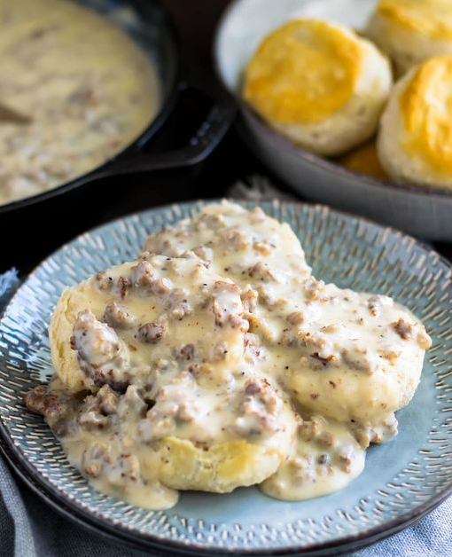 Najlepszy przepis na sos gravy z kiełbasą – kremowy, domowy i gotowy w 20 minut