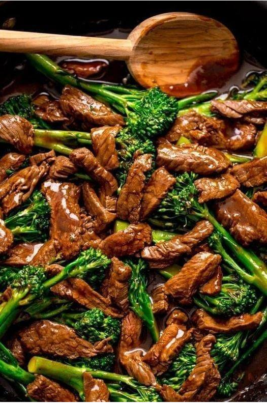 Szybka wołowina z brokułami w aromatycznym sosie – prosty przepis krok po kroku