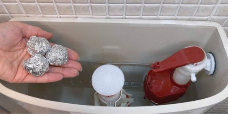 Jak czyścić toaletę folią aluminiową – zaskakujący trik o niezwykłej skuteczności