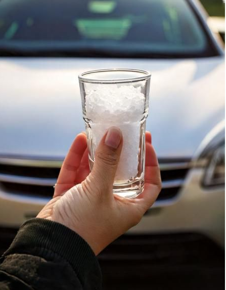 Szklanka soli w samochodzie – prosty trik na wilgoć, który powinien znać każdy kierowca