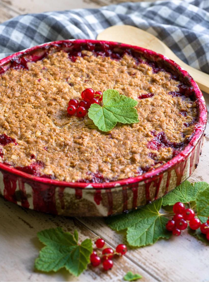 Chrupiąca szarlotka z czerwonymi porzeczkami