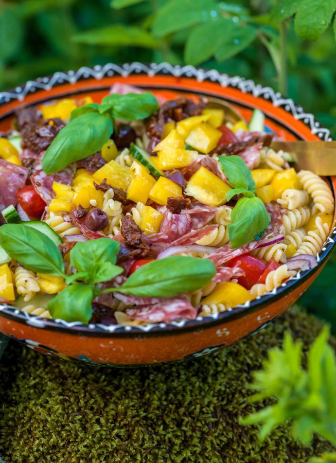 Sałatka z makaronem z salam