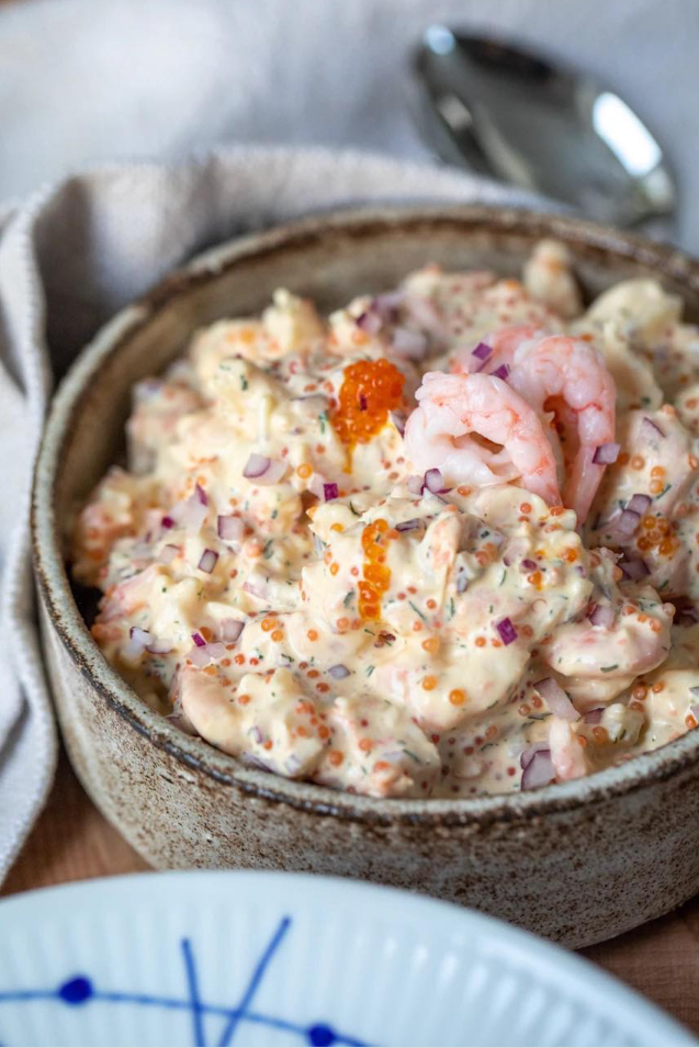 Mieszanka krewetek z ikro i czerwoną cebulą