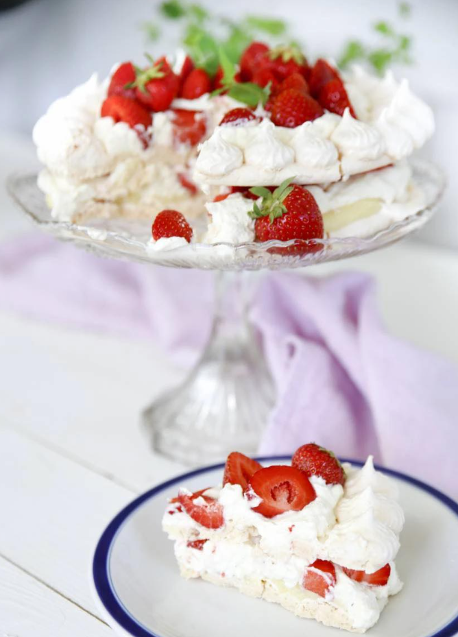 Ciasto bezowe z truskawkami