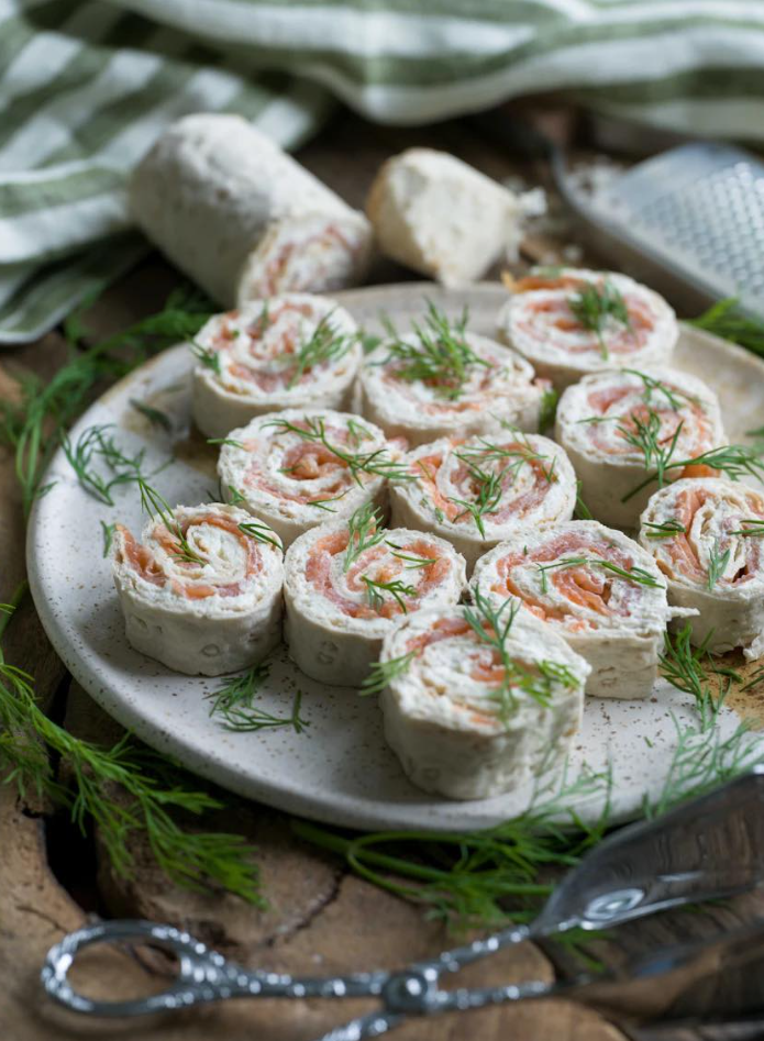 Plasterki płaskiego ciasta z łososiem i chrzanem