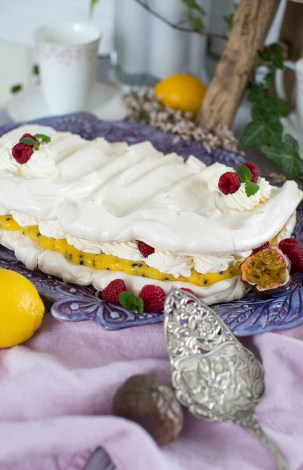 Ciasto bezowe na patelni do pieczenia z marakują i malinami