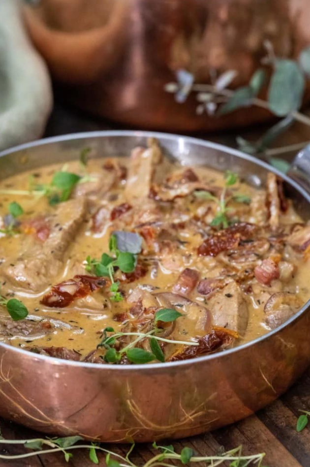 Gulasz z filetu wieprzowego z suszonymi pomidorami