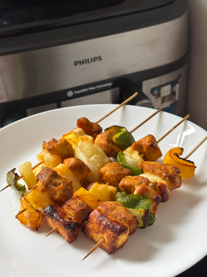 Szaszłyki z kurczakiem, halloumi i warzywami z airfryera