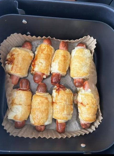 Hot dogi z airfryera z serem, ketchupem i parówką