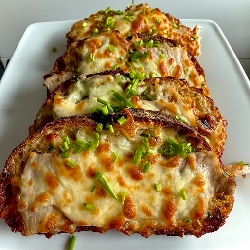 Zapieksy z masłem czosnkowym, boczkiem i mozzarellą z airfryera