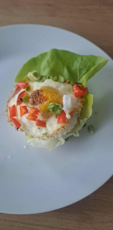 Jajka zapiekane w wędlinie i serze – szybkie śniadanie z piekarnika