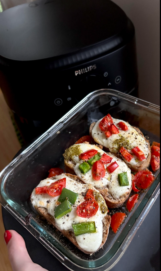 Proste i szybkie grzanki z mozzarellą, czosnkiem i pesto