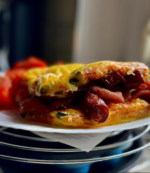 Zapiekana cukinia z jajkiem, serem i dodatkami z airfryera