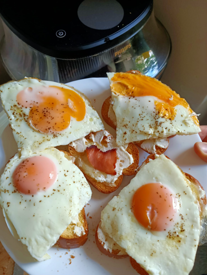 Chałka z boczkiem i jajkiem z airfryera – słodko-słone śniadanie
