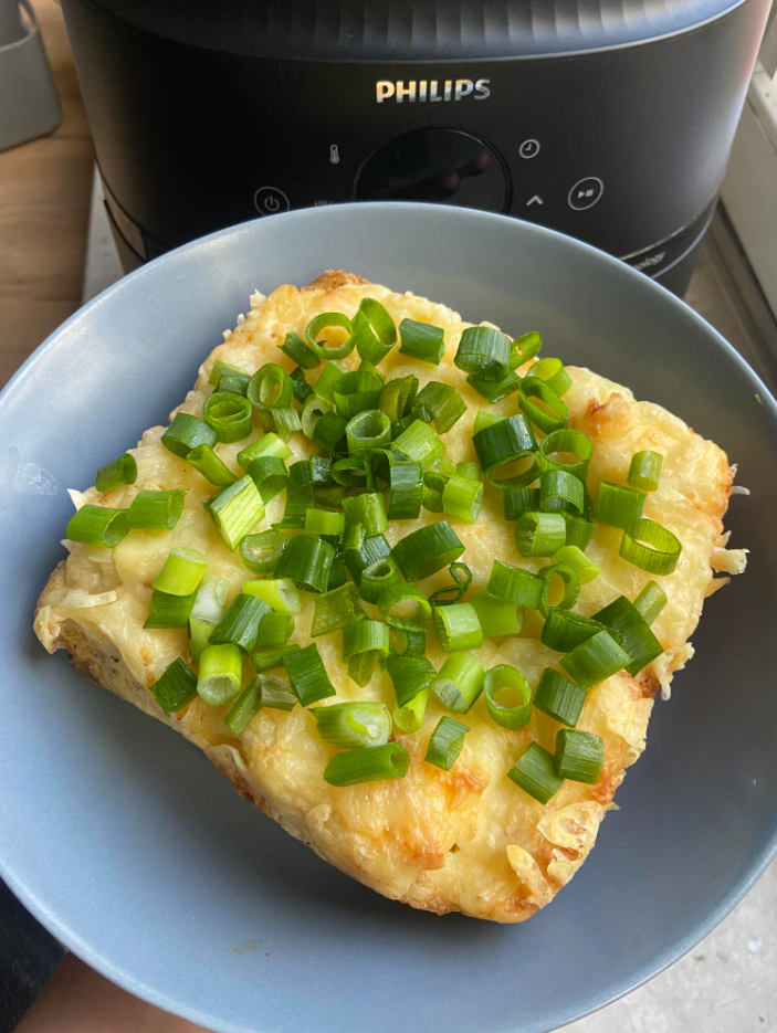 Zapiekanka ziemniaczana z serem i cebulką – prosta i sycąca