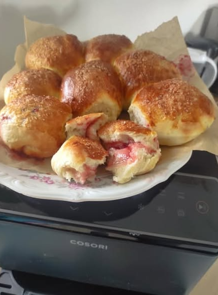 Bułeczki drożdżowe z dżemem malinowym z airfryera – puszyste jak z piekarni