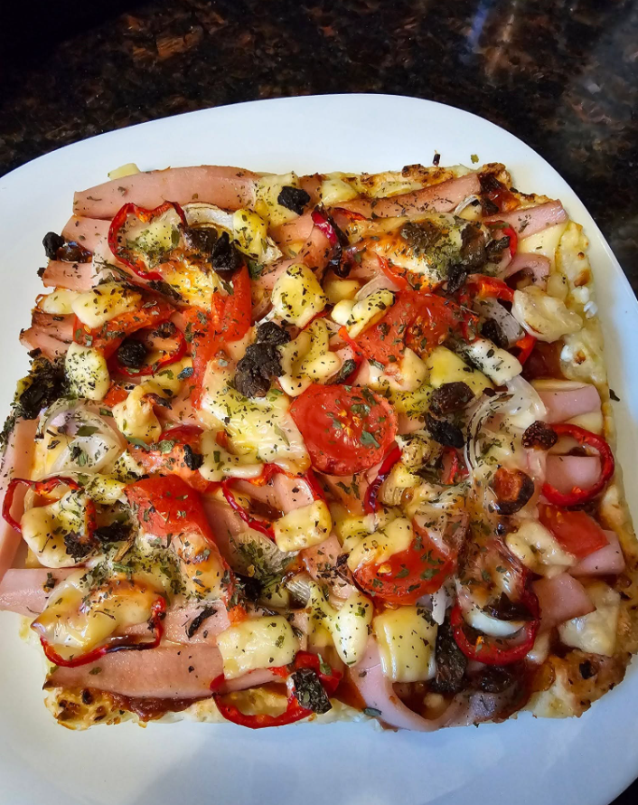 Pizza na spodzie z serka wiejskiego z airfryera – syta i chrupiąca