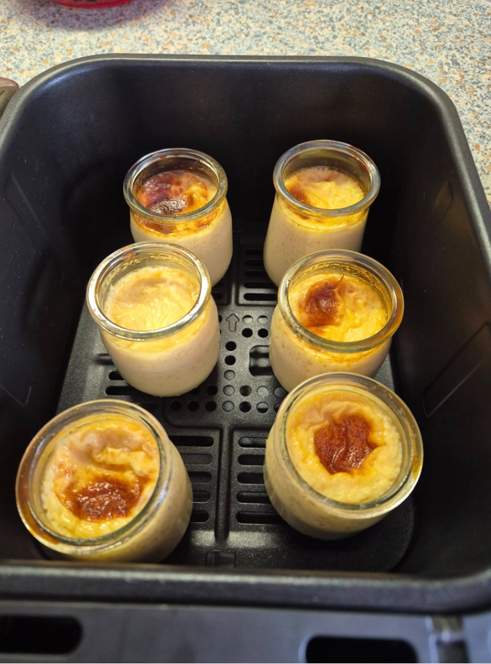 Pieczony krem jajeczny z airfryera – delikatny i słodki deser