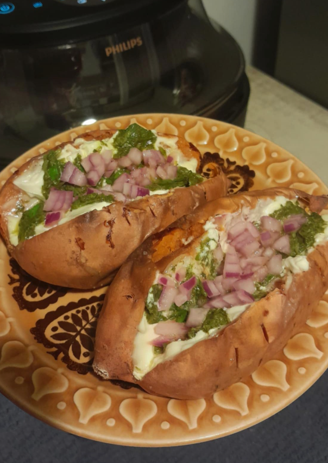 Bataty z ziołową salsą, fetą i miodem z airfryera – słodko-słone połączenie