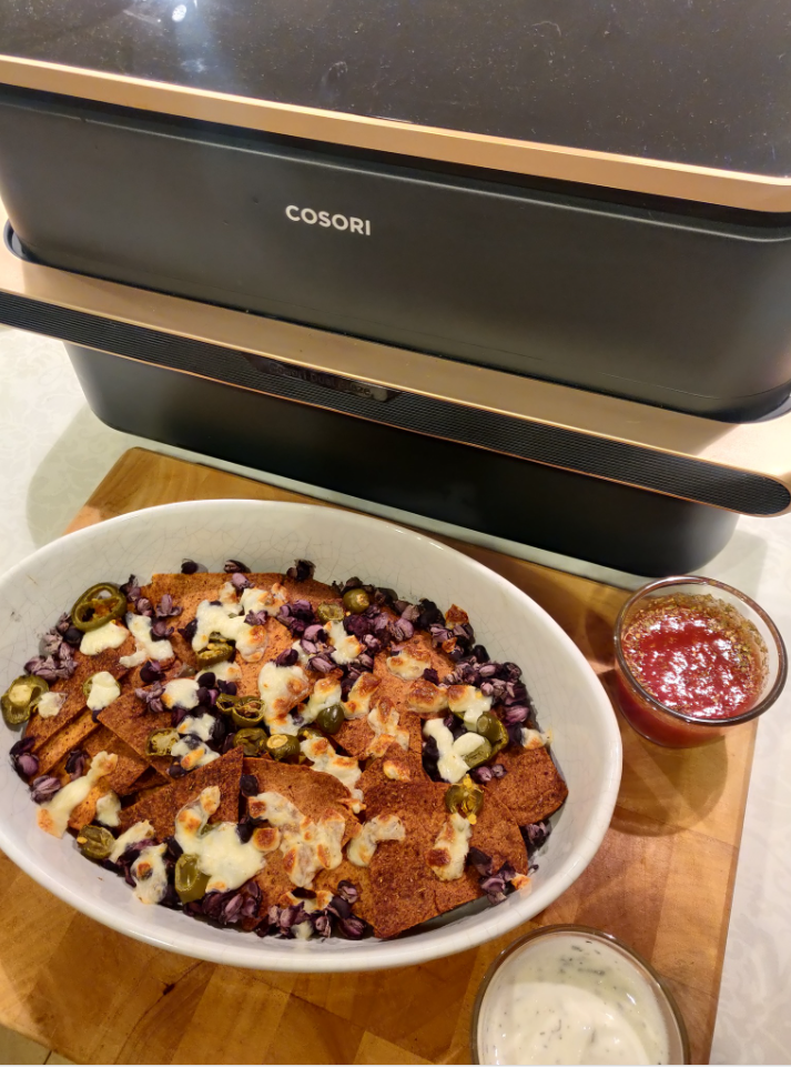 Domowe nachosy z airfryera z mozzarellą, fasolą i sosami