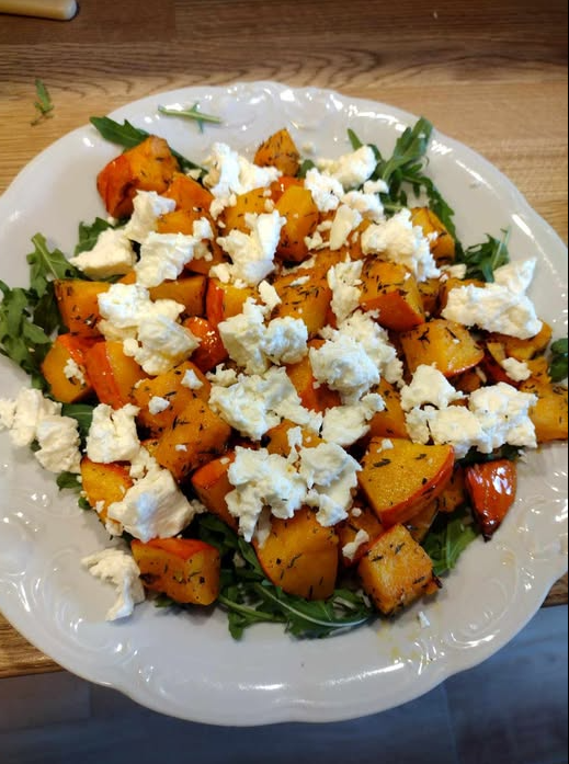 Pieczona dynia Hokkaido z fetą – szybki i aromatyczny dodatek